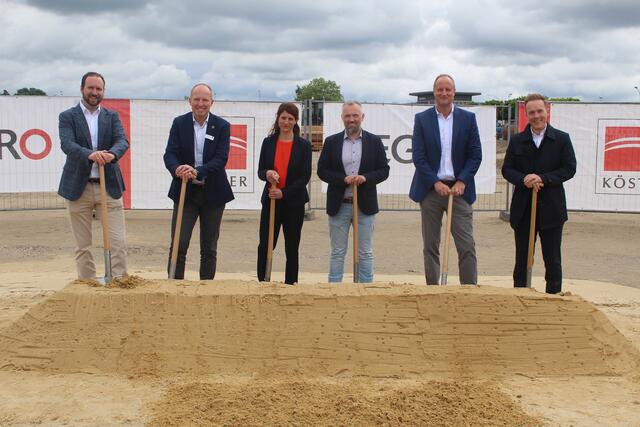 Beim Spatenstich: (v. li.) Benedikt Meyer zu Borgsen (Segro), Bürgermeister Tobias Handtke,  Melanie Merholz (Segro), Tobias Pohler (Firma Köster) sowie Carsten Lümkemann und Julian Kux (beide Segro) | Foto: pm