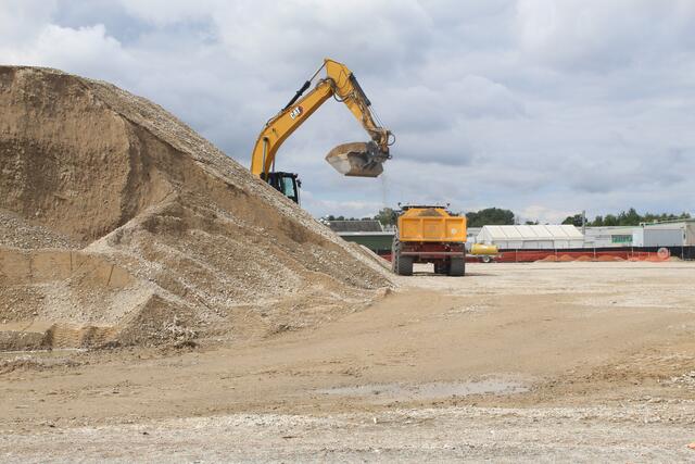 Die Bagger rollen bereits | Foto: pm
