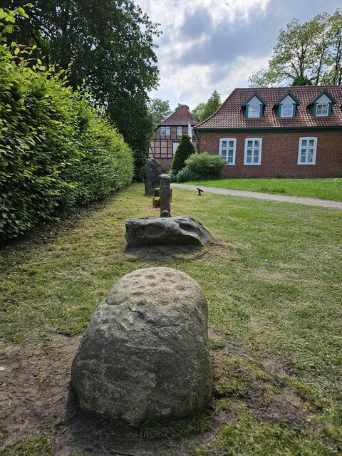 Steinerne Zeugen der Vergangenheit vor dem Harsefelder Museum | Foto: Landkreis Stade