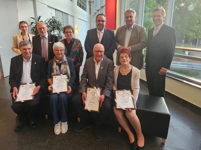 


Die Ausgezeichneten (sitzend, v. li.) Peter Becker, Dr. Anne Buhr, Ralf Verdieck und Karin Iske mit ihren Laudatoren (jeweils dahinter, v. li.) Wolfgang Messow, Wilma Kupfer, Jan Bauer und Ralf Becker. Bundestagsabgeordnete Svenja Stadler (li.) und Bürgermeister Jan-Hendrik Röhse (re., jeweils stehend) haben Dankes-Reden gehalten | Foto: Stadt Buchholz