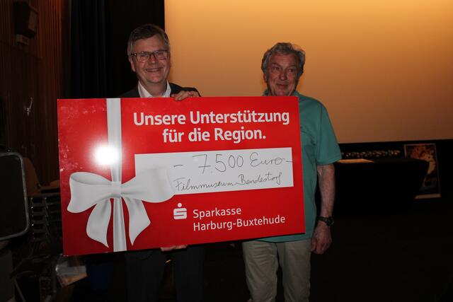 Unterstützung für das Filmmuseum: Cord Köster von der Sparkasse Harburg-Buxtehude hatte einen ordentlichen Scheck für Tommy Smidt dabei | Foto: pöp