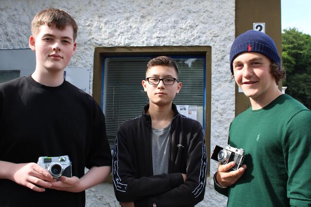 Als Erinnerung gabs eine analoge Kamera geschenkt: Laurent Nagel (15, v. li.), Tim Imbeck (15) und Nick Remmer (15) aus der 9e der Oberschule Jesteburg waren beim Workshop dabei | Foto: pöp