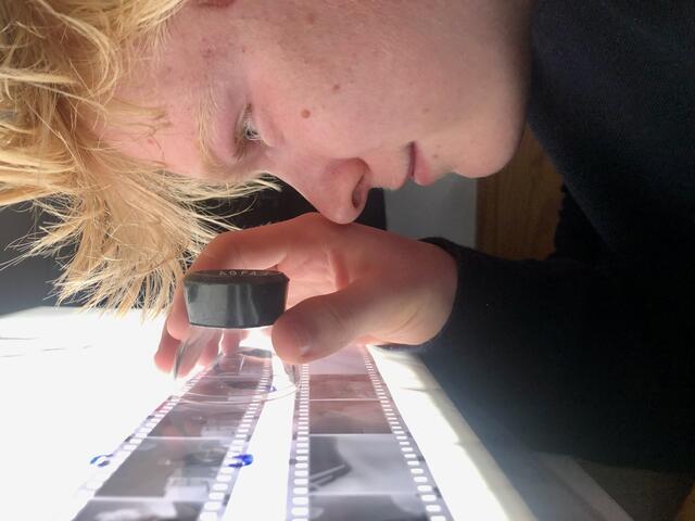 Am Leuchttisch wählten die Schüler aus, welche Motive vergrößert werden sollten | Foto: Filmmuseum