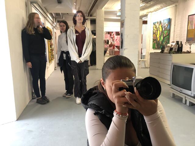 Nicht im Vorbeigehen: Die Schüler planten ihre Portraitfotos mit analogen Kameras sehr genau | Foto: Filmmuseum