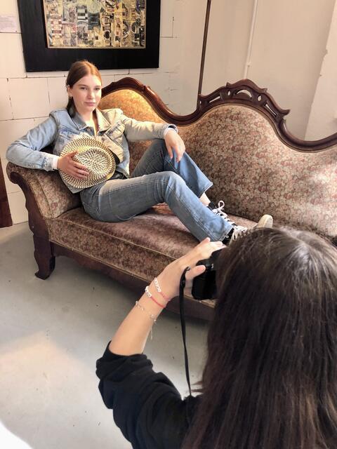 Beliebtes Requisit: das Original-Filmsofa aus dem Film "Es liegt mir auf der Zunge" aus dem Jahr 2009 über den ersten Fernsehkoch Clemens Wilmenrod mit Jan-Josef Liefers | Foto: Filmmuseum