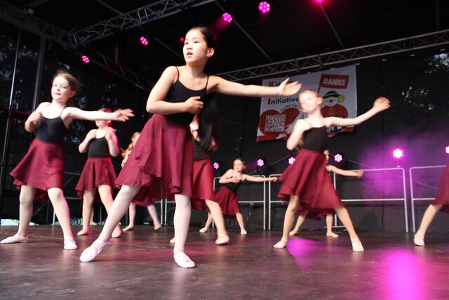 Tolle Tänze: junge Showtänzerinnen von Blau-Weiss Buchholz | Foto: pöp