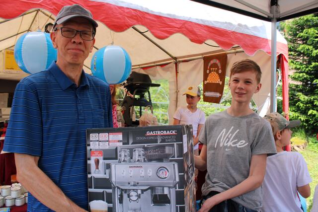 Große Freude: Achim Schau aus Buchholz gewann bei der KKI-Tombola eine Kaffeemaschine, die KKI-Schülerhelfer Romeo übergab | Foto: pöp