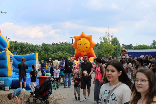Ordentlich was los - hier vor der Hüpfburg | Foto: pöp