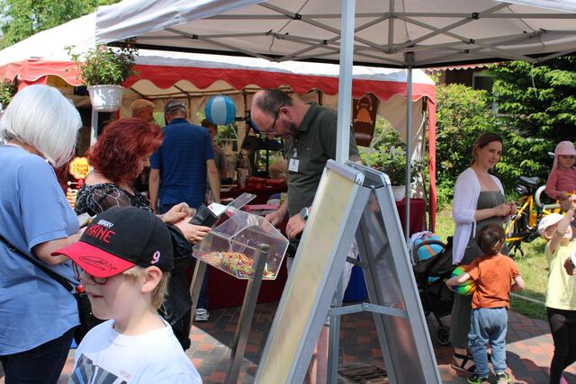 Gedränge am Stand am Samstag: Schon am Freitag war die Hälfte derTombolalose verkauft worden | Foto: pöp