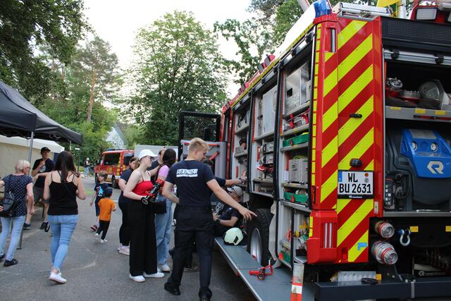 Feuerwehrleute erklärten Besuchern geduldig ihr Fahrzeug | Foto: pöp