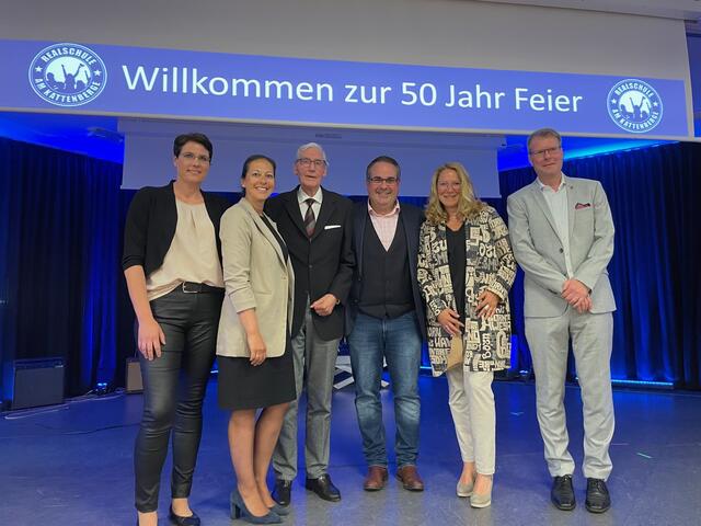 Gruppenbild mit den Festrednern: (v. li.) Schulelternratsvorsitzende Anja Fuisting, Kreisrätin Ana Cristina Bröcking, August-Hermann Horn, (erster Leiter der Realschule), Jan Bauer (stellvertretender Bürgermeister Buchholz), Sabine Bleich (Dezernetin im Landesamt für Schule und Bildung) und der aktuelle Leiter der Realschule, Fabian Linder | Foto: Realschule Am Kattenberge