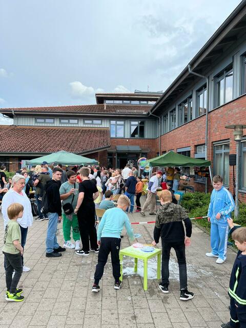 Spiel, Spaß und gemeinsamer Austausch auf dem Fest der ROGA | Foto: Schulverein ROGA e.V.