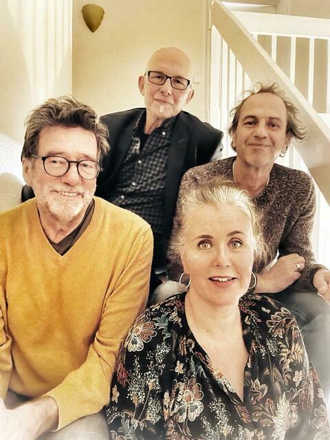 Klassischen Bar-Jazz, Easy Listening, melodischen Pop und Bossa gibt's von "Blue Coffee": Sängerin Evelien Jonkeren wird begleitet von Axel Krämer (Kontrabass), Markus Pfaff (Percussion) und Eckhard Bollow (Piano) | Foto: Evelien Jonkeren