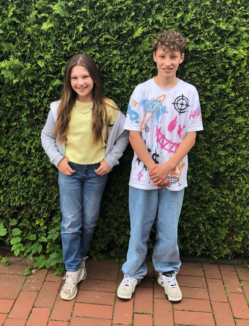 Die amtierenden Kinderkönige Helen Freitag und Jakob Dost.  Helen ist zwölf Jahre alt und aus Klecken. Sie geht in die siebte Klasse am Gymnasium Hittfeld, Hobbys sind Theater-Schauspiel und seit 2024 Jungschützin im Klecker Schützenverein. Ihre Familie ist seit fünf Generationen im Schützenverein und Spielmannszug aktiv.

Kinderkönig ist Jakob Dost, zwölf Jahre alt, aus Klecken. Er geht in die siebte Klasse am Gymnasium Hittfeld, Hobbys sind Fußball und Tennis. Jakob war das erste Mal beim Lichtpunktschießen dabei und wusste nicht, dass man so tolle Preise gewinnen kann. Sein Vater wurde zum zweiten Mal Bürgerkönig in Klecken. | Foto: SV Klecken