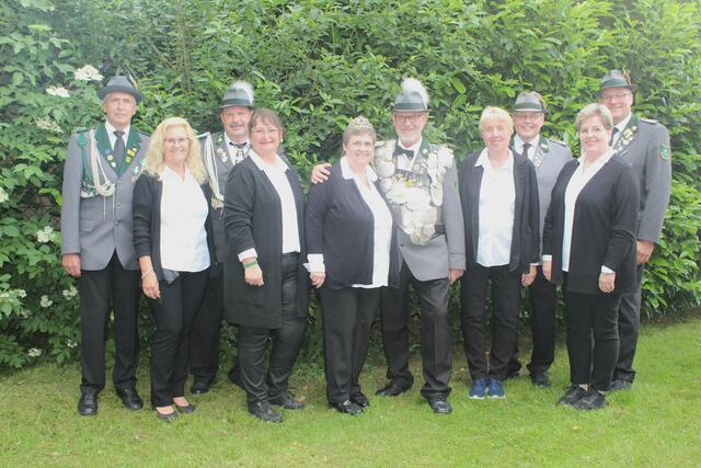 Das Königspaar Ulrich "Der Kreuzfahrer“ und Steffi „Die Glückliche“ Janssen (Mi.) mit den Adjutantenpaaren (v.li.) Holger und Birgit Knaack, Jörg und Annette Baumgarth sowie Renate und Peter Küchenbecker und Jochen und Ulrike Matthies