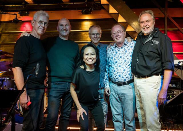 "Newgrooves" sind Julie Ann (vocals), Manfred Meine (saxophones), Christian Strunge (guitars), Thomas Brandes (keyboards), Pierre Brand (bass) sowie Jens Ahlert (drums) | Foto: Manfred Meine