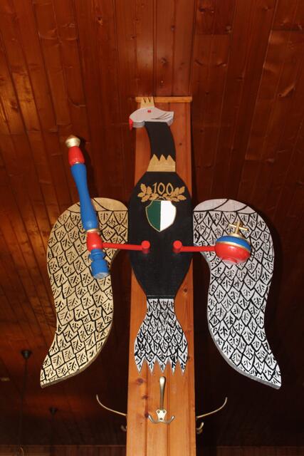 Die Schablone für den Vogel wird von einer Behindertenwerkstatt geliefert. Anschließend bemalt die stellvertretende Damenleiterin Janina Wilkens den Vogel per Hand | Foto: pm