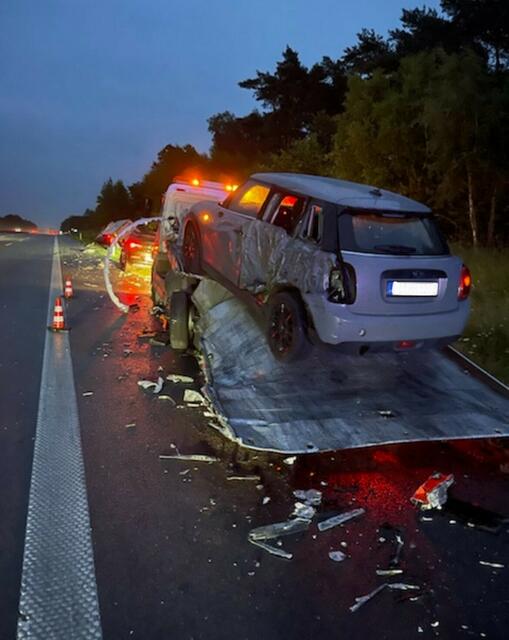 Das Abschleppfahrzeug mit dem aufgeladenem Pkw | Foto: Polizei