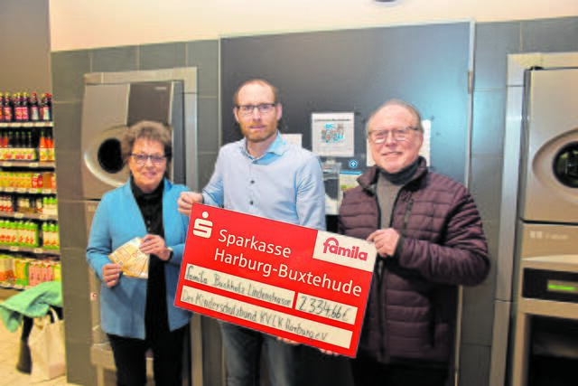 Bei einer Spendenübergabe in der Buchholzer Innenstadt: famila-Warenhausleiter Oliver Dethlof (Mitte) übergibt den Spendenscheck an Heinz-Joachim Schmidt (Vorstandsmitglied Kinderschutzbund) und Wilma Kupfer (ehrenamtliche Mitarbeiterin / Kinderschutzbund) | Foto: Axel-Holger Haase