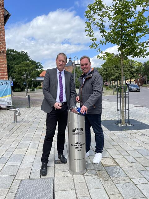 Nahmen gemeinsam den neuen Trinkwasserbrunnen in der Innenstadt in Betrieb: Bürgermeister André Wiese (li.) und Ralph Lautenschläger (Stadtwerke) | Foto: Stadtwerke Winsen