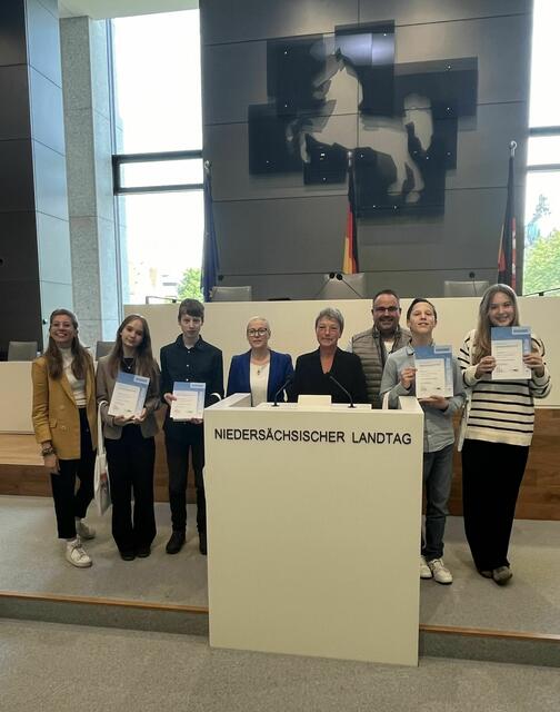 Freuten sich über die tolle Auszeichnung, v.l.: Politiklehrerin Luisa Lensker, Jona Knoch, Jarvis Seekamp, Abgeordnete Nadja Weippert (Bündnis90/Die Grünen), Landtagspräsidentin Hanna Naber (SPD), Abgeordneter Jan Bauer (CDU), Julius Bansa und Lilly General.