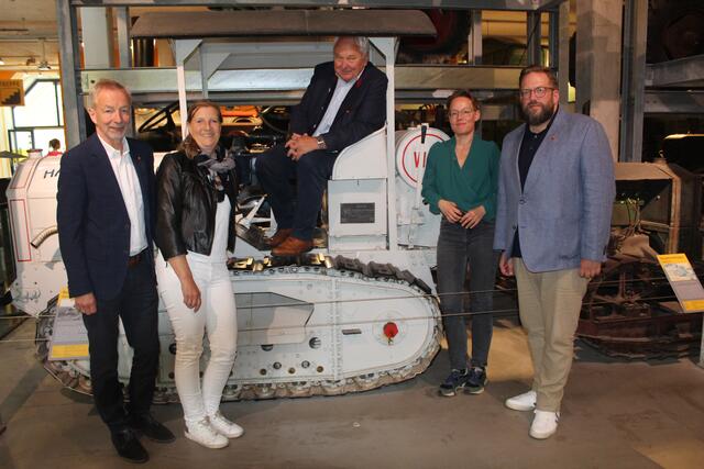 35 Jahre lang war Heiner Schönecke (Mi.) für den Förderverein des Freilichtmuseums am Kiekeberg im Vorstand tätig. Jetzt verkündet er seinen Rücktritt. Der stellvertretende Vorsitzende Heinz Lüers (v .li.), Stiftungsratsvorsitzende Sybille Kahnenbley sowie die kaufmännische Geschäftsführerin Carina Meyer und Museumsdirektor Stefan Zimmermann erinnern sich an Schöneckes außergewöhnliches Engagement | Foto: pm