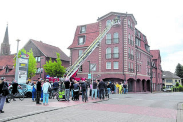 Viele Besucher staunten über den Einsatz der Drehleiter | Foto: Feuerwehr Harsefeld/ Günter Kachmann