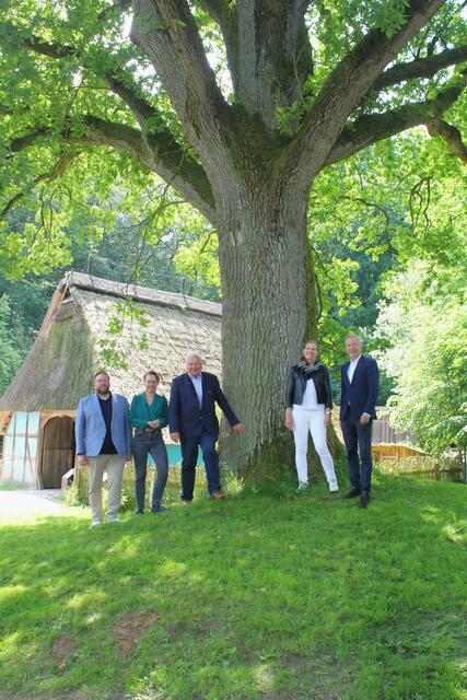 Museumsdirektor Stefan Zimmermann und die kaufmännische Geschäftsführerin Carina Meyer (v.li.), mit Heiner Schönecke sowie der Stiftungsratsvorsitzenden Sybille Kahnenbley und dem stellvertretenden Vorsitzenden Heinz Lüers am Lieblingsplatz Heiner Schöneckes: Unter der alten Eiche, von wo aus man bis nach Hamburg blicken kann | Foto: pm