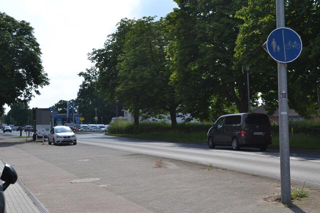 Das Schild für den getrennten Rad-/Gehweg an der B75 bedeutet: Hier herrscht Radwegbenutzungspflicht | Foto: bim