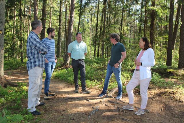 Gemeinsam beraten (v. li.) Kreisarchäologe Dr. Jochen Brandt, Niels Vollmers (Landkreis), Klaus-Detlef Kröger sowie Armin Hirt und Christiane Vogt vom Landkreis, wie der Wall wieder hergerichtet wird | Foto: Landkreis Harburg