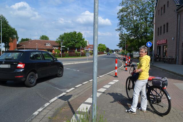 Vor den Pfosten müssen Radfahrer jetzt auf die Straße. Renate Witte weist auf die Gefahr durch abbiegende Fahrzeuge hin | Foto: bim