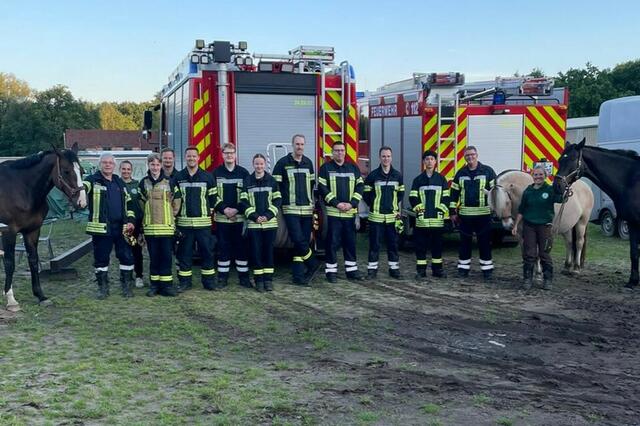Foto mit Pferden: Vereinspferd "Damigella" (v. li.), Wolfgang, Milena, Lasse, Philipp, Lennart, Finja, Marvin, Simon, Mirko, Rayen, Thorsten, Pony "Biene", Laura, "Domingo" | Foto: Michael Moritz