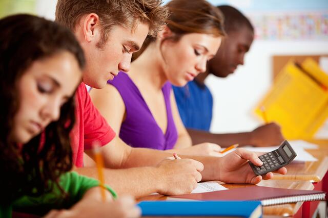 Nicht nur Studierende, sondern auch Schüler können BAföG erhalten. Dafür müssen aber bestimmte Voraussetzungen erfüllt sein | Foto: Adobe Stock/seanlockephotography