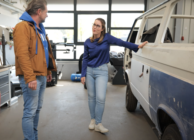 Isabelle Grundt zeigt Det Müller ein Mitarbeiterprojekt, das nach Feierabend bearbeitet wird | Foto: GRIPP - Das Motormagazin