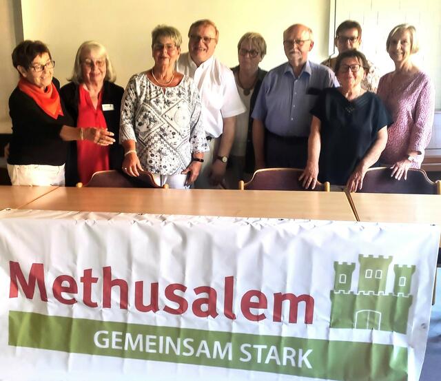 Der Vorstand der Methusalems wurde einstimmig wiedergewählt (v.l): Astrid Rehberg (Schriftführung), Hella Beck (Seniorenbeauftragte), Monika Pagel (2. Vorsitzende), Peter Hoffmann (1.Vorsitzender), Ulla Lehmkau (Beisitzerin), Jan Lohmann (Beisitzer), Angelika Adebahr (Kassenwartin), Waltraut Zimmermann (Beisitzerin) und Silvia Wesselmann (Beisitzerin) | Foto: Methusalems