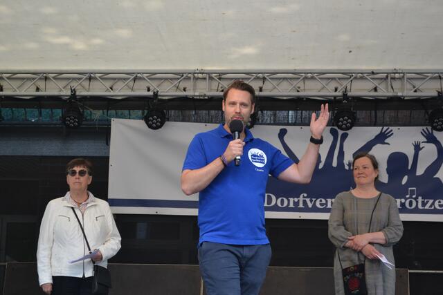 Bürgermeisterin Heidi Micheel (v. li.) und Festausschussvorsitzender Christian Hagel eröffneten das Dorffest, zu dessen Beginn ich die neue Pastorin Annette Seifert kurz vorstellte | Foto: bim