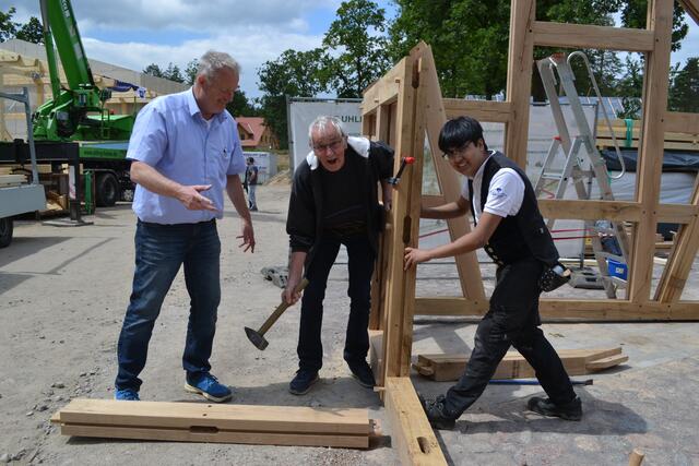 Beim Backhausbau durften Besucher wie Carsten Meyer (Mi.) selbst Hand anlegen, angeleitet von Emil von Elling (li.) und Shankar Dhakal | Foto: bim