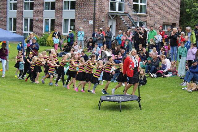 Kimberly Hauff lief mit den Kindern der MTV-Trampolinschau eine Polonäse über den Schützenplatz | Foto: ce