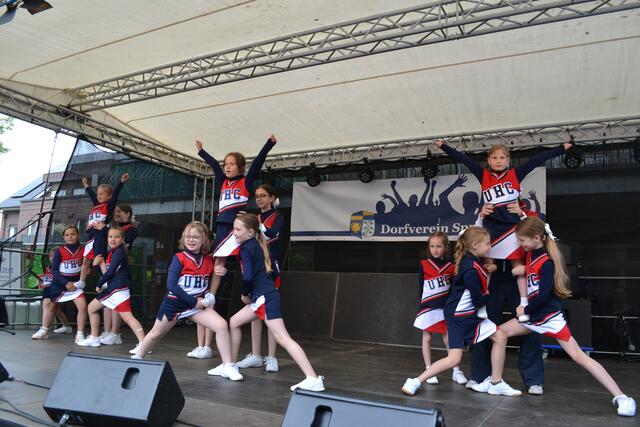 Vereinten Tanz und Akrobatik: die Cheerleader - die "UHC Shiny Hearts" von Blau-Weiss Buchholz | Foto: bim