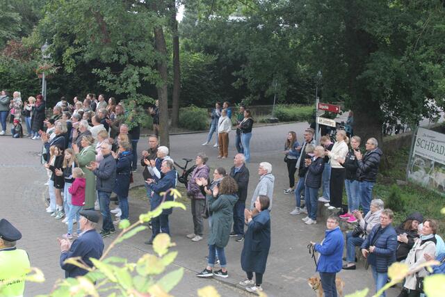 Viele Besucher verfolgten die Auszeichnungen auf dem Kirchplatz | Foto: ce