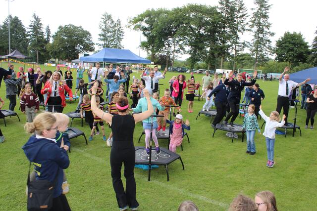 MTV-Trainerin Deti Kanfendt (vorne in Schwarz) brachte auch die Schützenfest-Besucher dazu, ihr Können auf dem Trampolin zu zeigen | Foto: ce