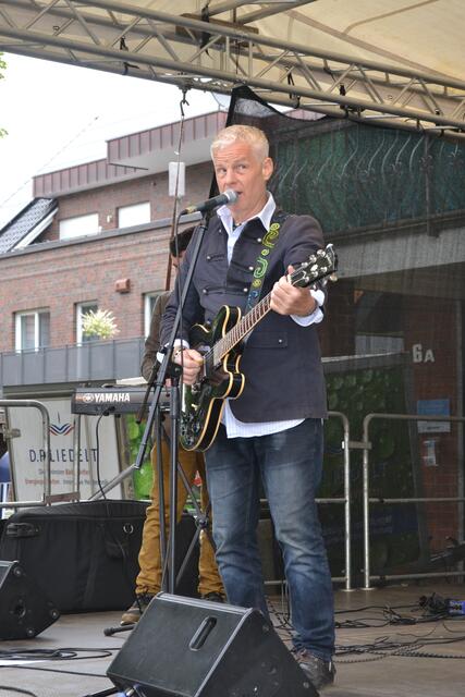 Thomas Krakowczyk eröffnete das Dorffest mit seiner Band "Nat King Thomas" musikalisch | Foto: bim