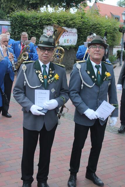 Erhielten für besondere Verdienste das Ehrenkreuz in Bronze des Schützen-Landesverbandes Hamburg: Oberst Hans-Peter Kröger (li.) sowie zweiter Vorsitzender und Hauptmann Carsten Schulenburg | Foto: ce