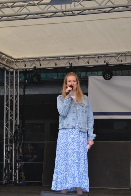 Karolin Grapp führte durch Programm | Foto: bim