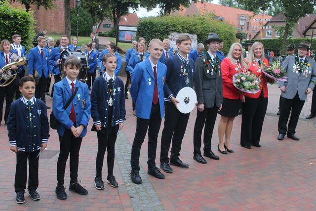 Die Damen-, Jugend-, Schüler- und Minimibesten mit den Zweitplatzierten sowie dem 1. Schießoffizier Lukas Ben Kabbe (re.) | Foto: ce