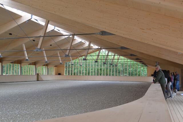 Blick in die lichtdurchflutete, 2.000 Quadratmeter große Reithalle | Foto: bim