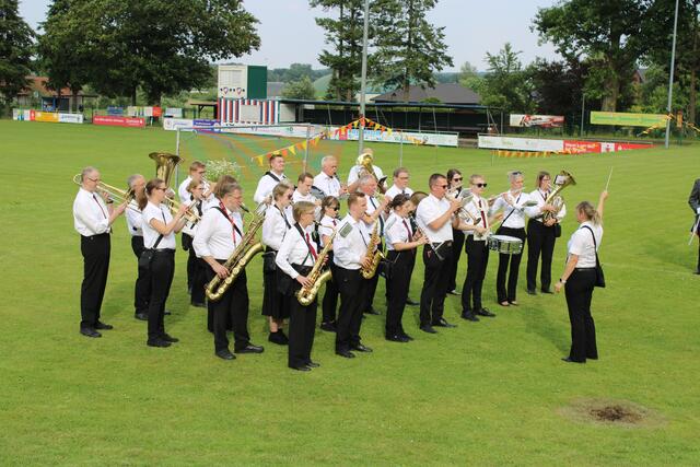 Das Blasorchester MTV Salzhausen unter der Leitung von Raphaela Backhaus-Olbrich begleitete das Schützenfest musikalisch | Foto: ce