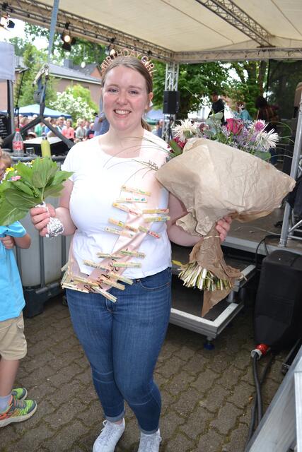 Cheerleader-Trainerin Verena Tegtmeyer feierte beim Dorffest Geburtstag und erhielt Gratulationen und Blumen | Foto: bim