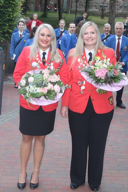 Damenbeste Kimberly Hauff (li.) und Adjutantin Carolin Putensen | Foto: ce