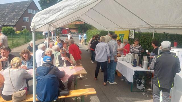 Ehrenamtliche vom Verein "Plattdüütsche Runn" sorgten für Kaffee und leckere Kuchen | Foto: Maack